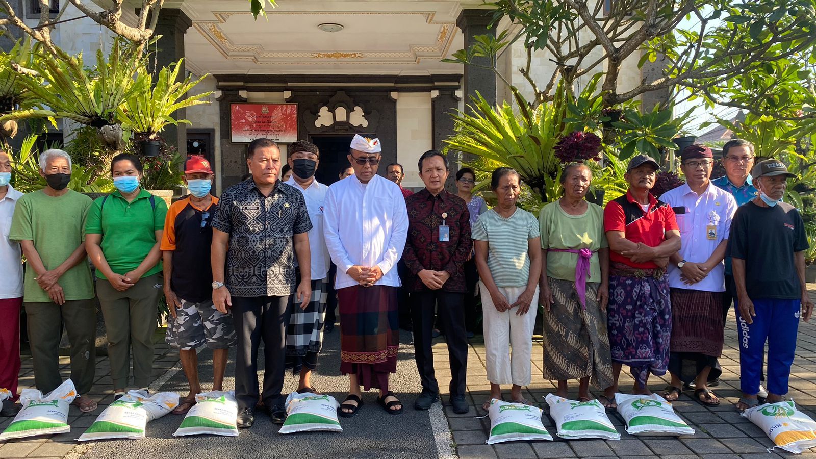 PENYERAHAN BANTUAN BERAS BLT PKH BERUPA BERAS OLEH WALIKOTA DENPASAR DI KELURAHAN PENATIH