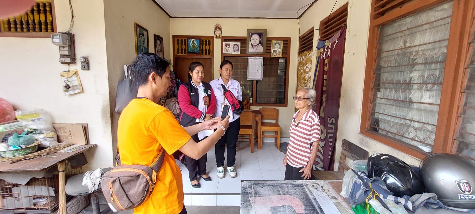 PENYERAHAN BLT PKH DENGAN JEMPUT BOLA KEPADA MASYARAKAT LANSIA DAN RENTA DI KELURAHAN PENATIH