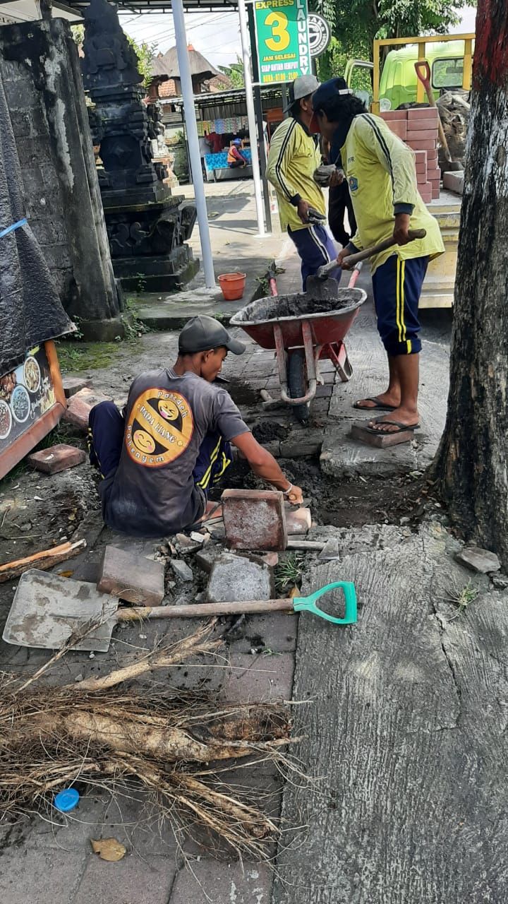 Perbaikan Trotoar yang Rusak di Seputaran Jalan Padma, Lingkungan Saba, Kelurahan Penatih