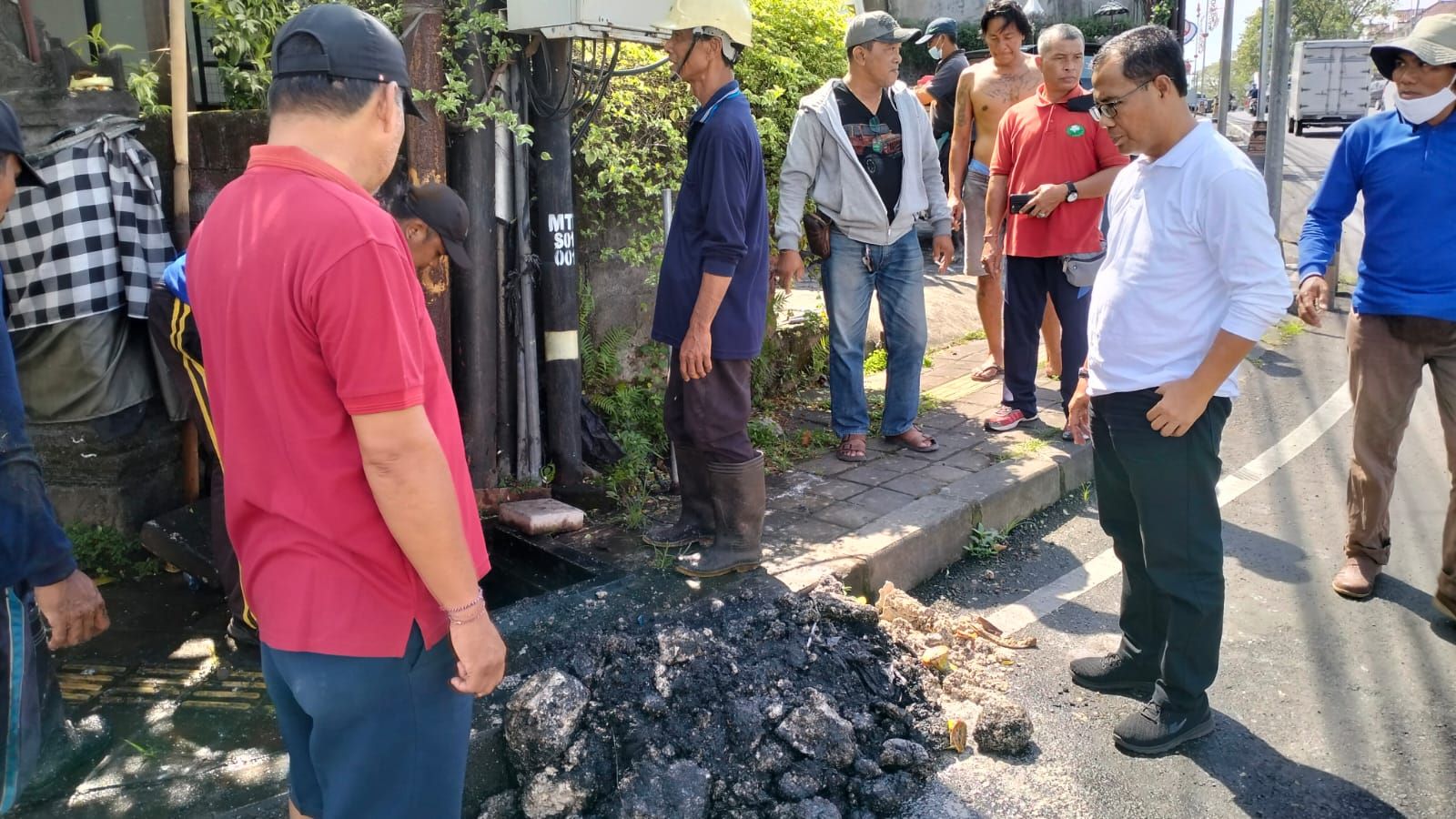 Penambalan Jalan Berlubang dan Pelancaran Drainase Mampet di Jalan Trengguli dan Trenggana Kelurahan Penatih