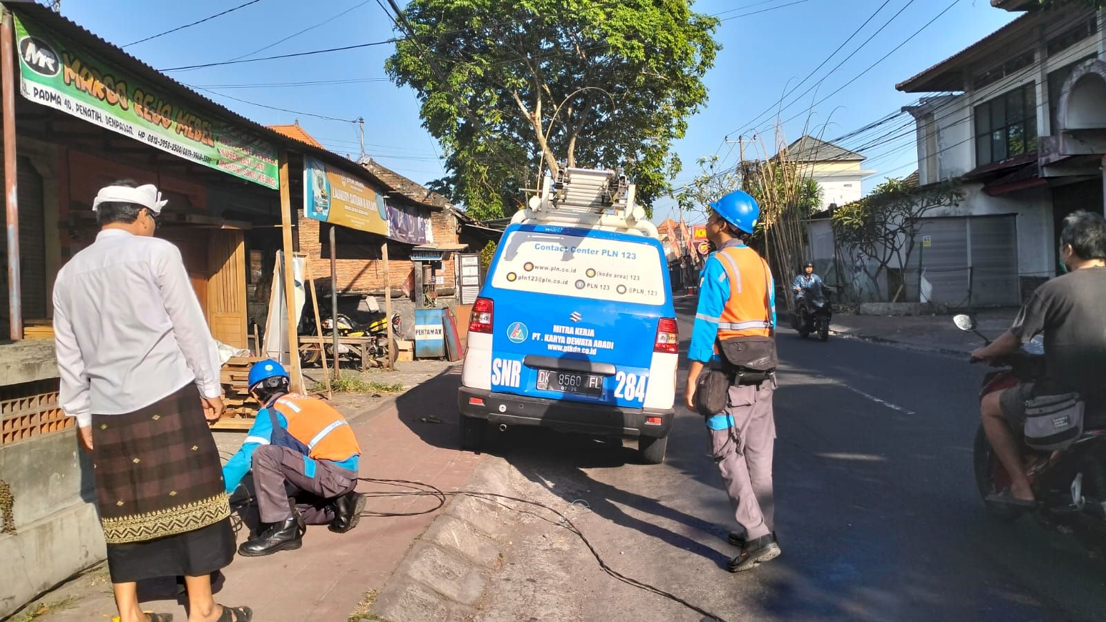 Perbaikan Kabel PLN Diseputaran Jalan Padma Kelurahan Penatih