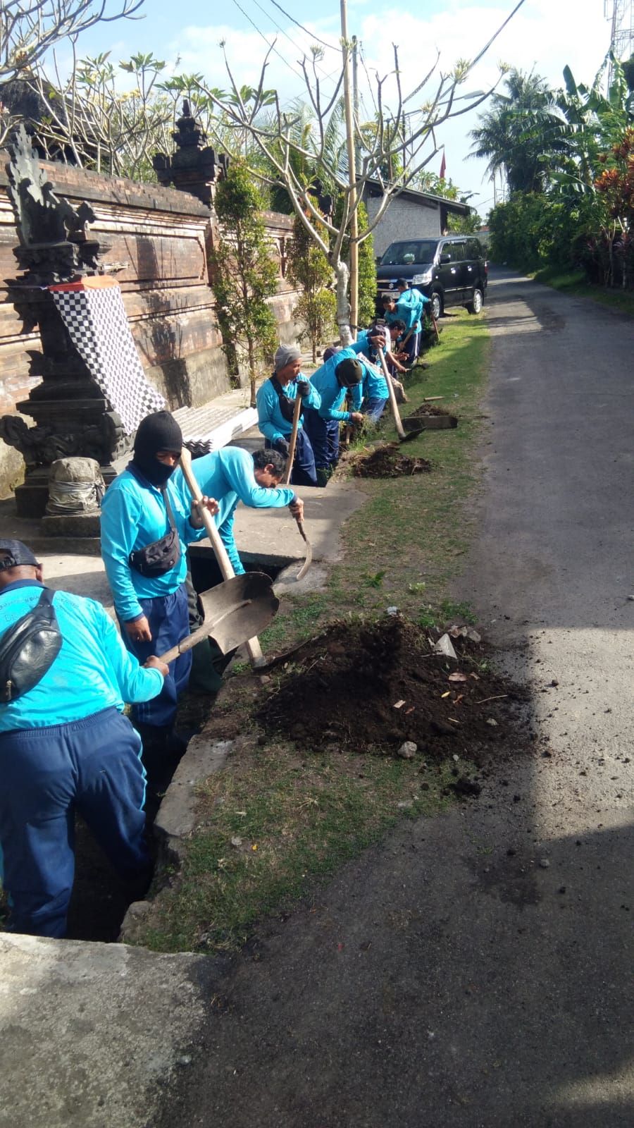 PEMBERSIHAN GOT OLEH DINAS PU KOTA DENPASAR DI LINGKUNGAN PELAGAN, KELURAHAN PENATIH