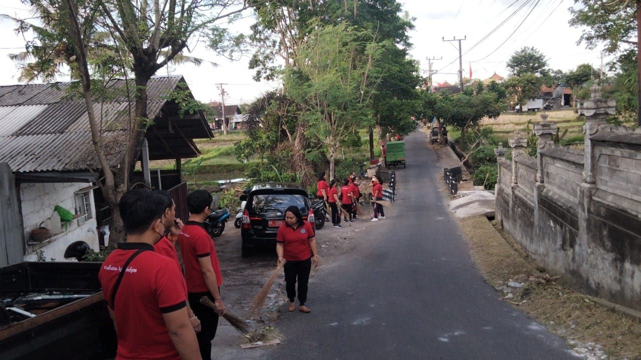 Kerja Bakti Membersihkan Areal Pinggir Jalan di Lingungan Semaga, Kelurahan Penatih