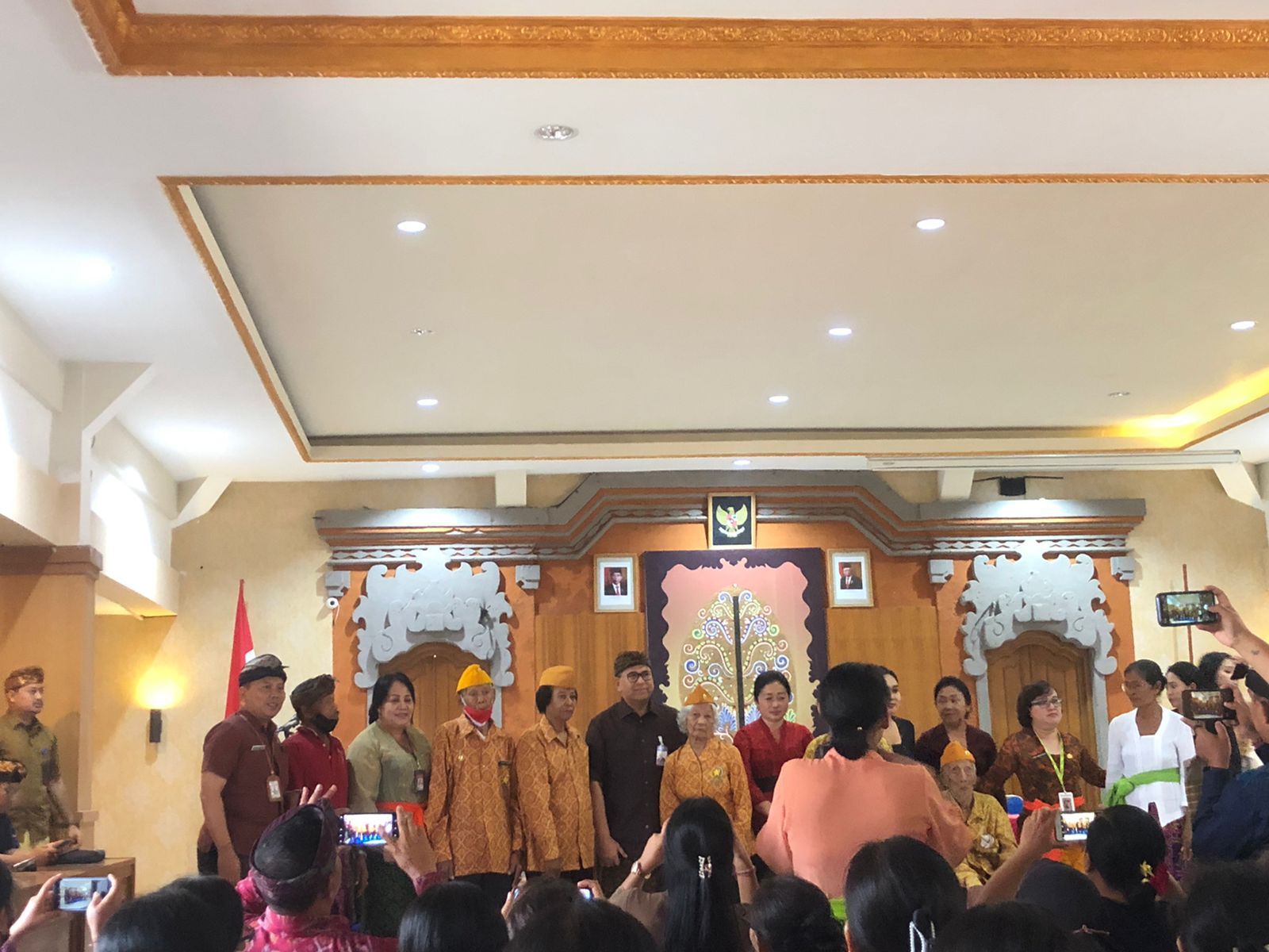 Pemberian sembako di Santi Graha Kepada Kaum Lansia Kelurahan Penatih