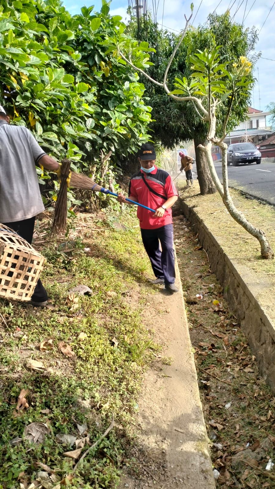 PEMBERSIHAN AREAL PINGGIR JALAN DI LINGKUNGAN PELAGAN