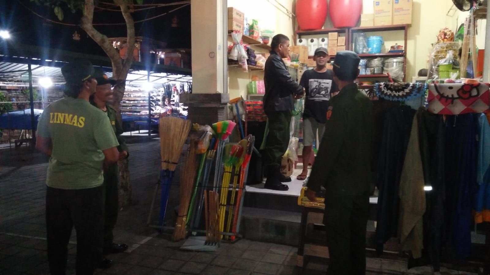 PATROLI LINMAS KELURAHAN PENATIH DI SEPUTARAN TOKO DAN JALAN TRENGGANA DAN TRENGGULI KELURAHAN PENATIH