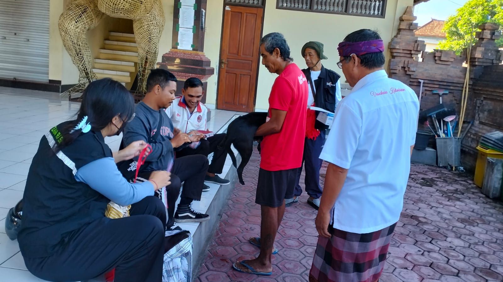 VAKSINASI RABIES OLEH DINAS PETERNAKAN DI KELURAHAN PENATIH