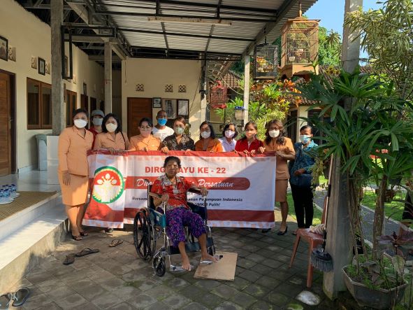 PEMBERIAN KURSI RODA PADA KAUM PEREMPUAN DISABILITAS DI LINGKUNGAN ANGGABAYA KELURAHAN PENATIH OLEH TP PKK KOTA DENPASAR