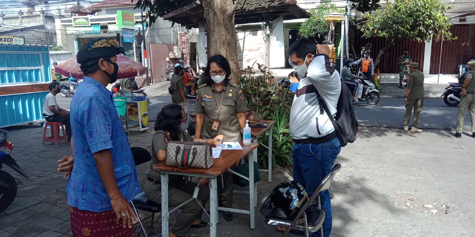 SIDAK MASKER BERSAMA SATPOL PP KOTA DENPASAR  DALAM RANGKA PELAKSANAAN PPKM LEVEL 4  KELURAHAN PENATIH, KOTA DENPASAR