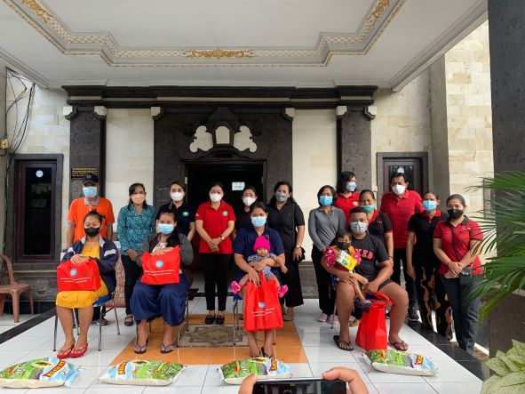 PENYERAHAN SEMBAKO UNTUK IBU HAMIL KURANG MAMPU DI KELURAHAN PENATIH