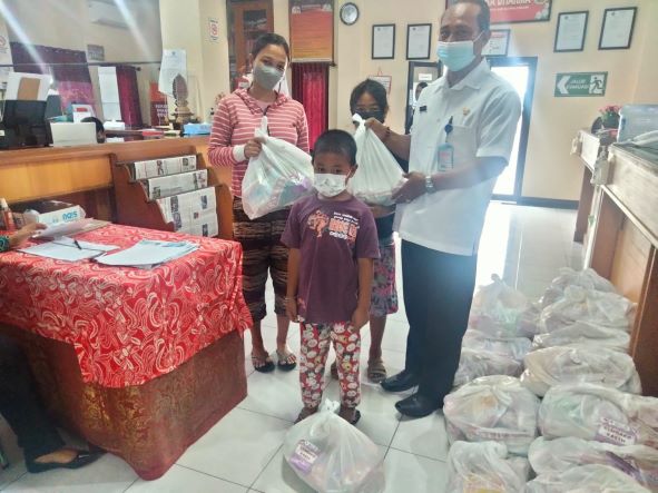 PENYERAHAN BANTUAN CSR OLEH YAYASAN BINA ILMU (KURSUS BAHASA KOREA) KEPADA PMKS (PENYANDANG MASALAH KESEJAHTERAAN SOSIAL) KELURAHAN PENATIH